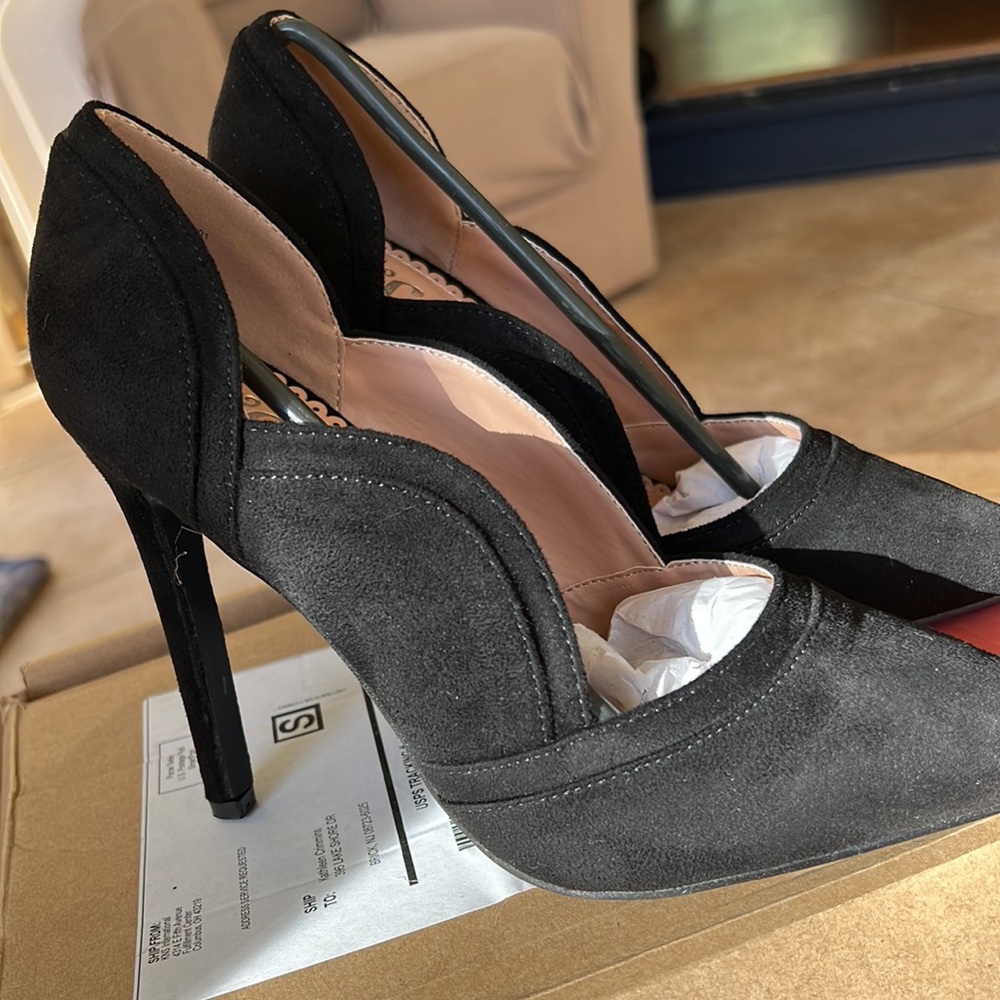 Shoes - Picture 2 of 4